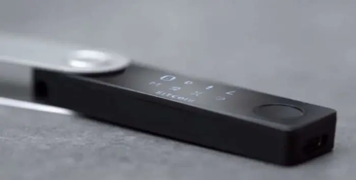 Kaj hrani Ledger Nano S?
