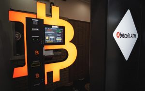 Ali lahko bankomat za nakup bitcoinov uporabljate z gotovino? 